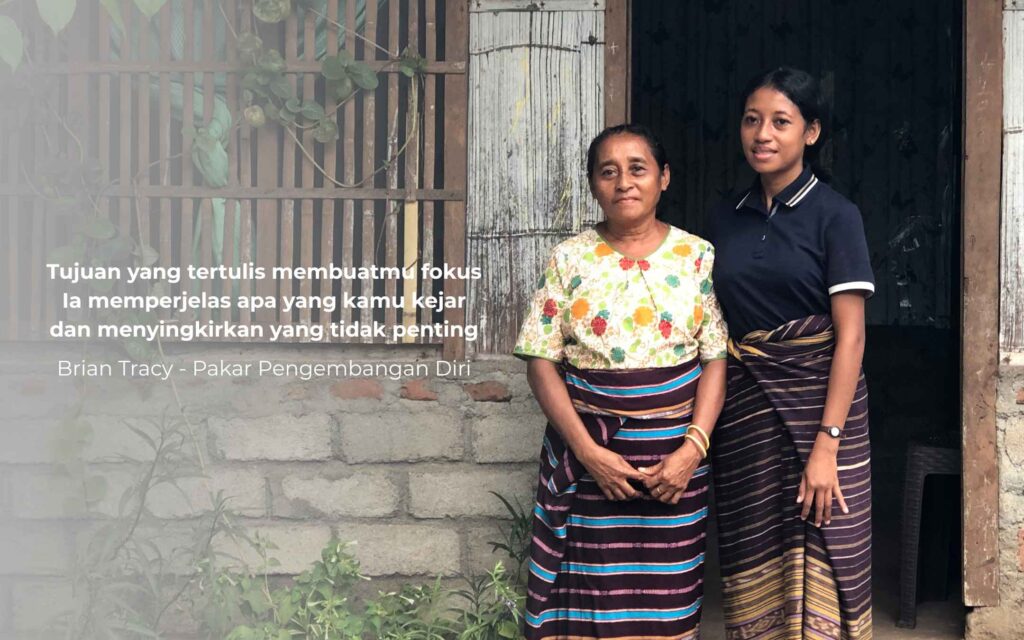 Seorang ibu dan anak penganyam di Flores NTT, sambil mengenakan sarung tenun khas NTT