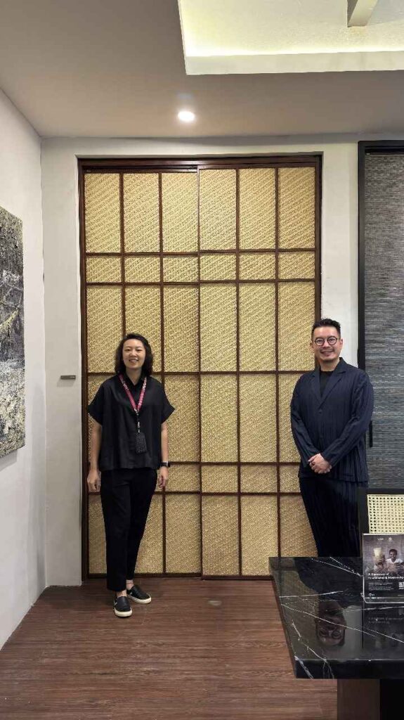 wanita dan pria sedang memperlihatkan desain partisi interior alumium modern dipadukan dengan anyaman tangan tradisional dari daun lontar khas Flores NTT