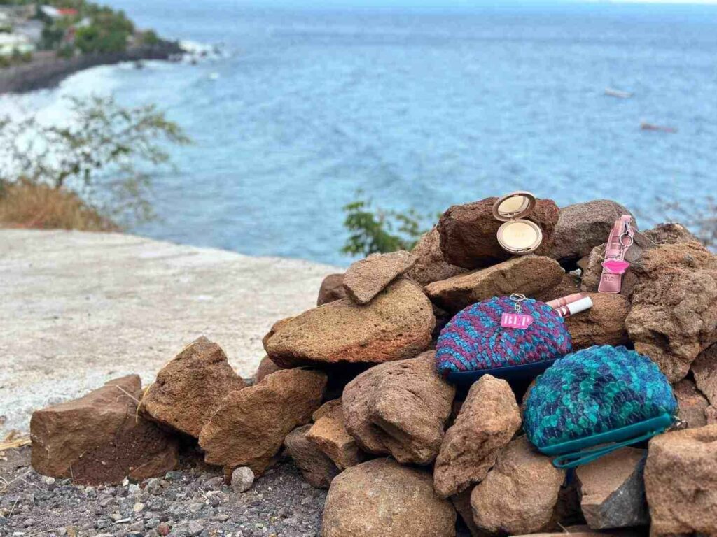 Produk kolaborasi BLP x Du Anyam berupa Pouch anyaman, lipstick sleeve, dengan key chain di atas bebatuan Flores NTT