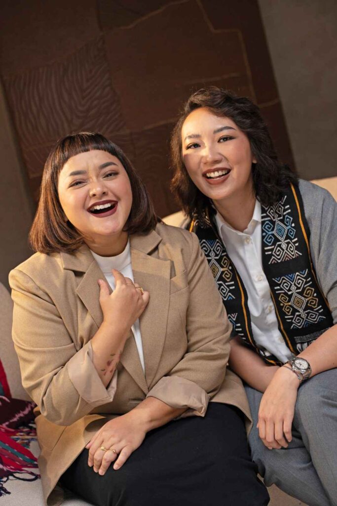 Founder BLP Beauty Lizzie Parra dan Co Founder Du Anyam Melia Winata tersenyum ke arah kamera 