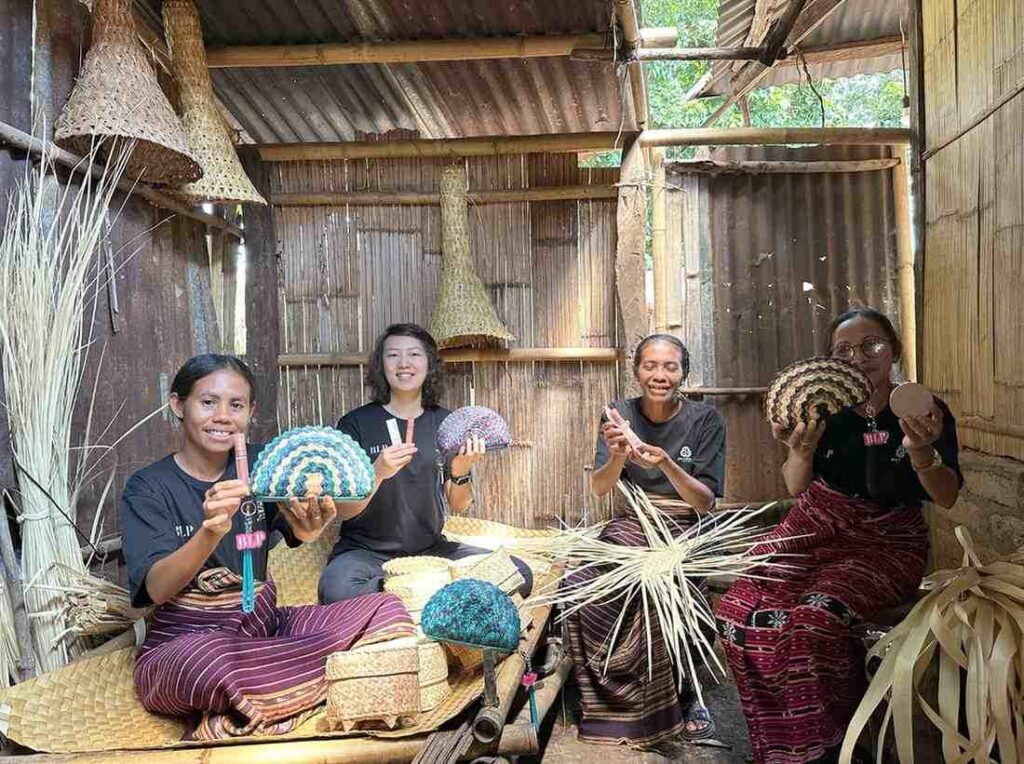 para wanita pengrajin memperlihatkan produk kolaborasi berupa pouch anyaman, lipstick sleeve beserta keychain di rumah anyaman Flores NTT