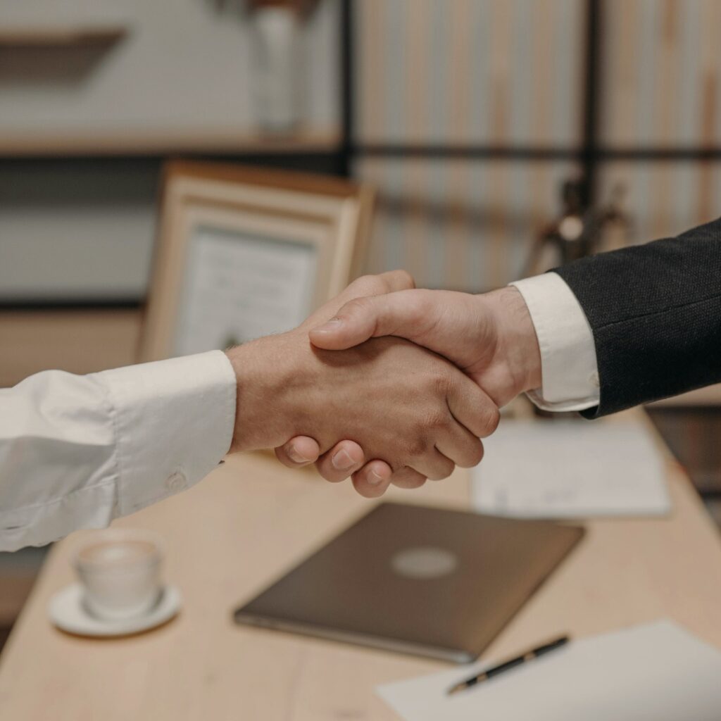 INTERAKSI — KEHADIRAN
Dari kolaborasi hingga sapaan ringan, hubungan profesional dibentuk oleh kehadiran yang tulus. Narasa memandang interaksi adalah pengalaman—bukan hanya pertukaran kata, tetapi kesan yang bertahan lama dalam benak.
Setiap interaksi menandai awal cerita.