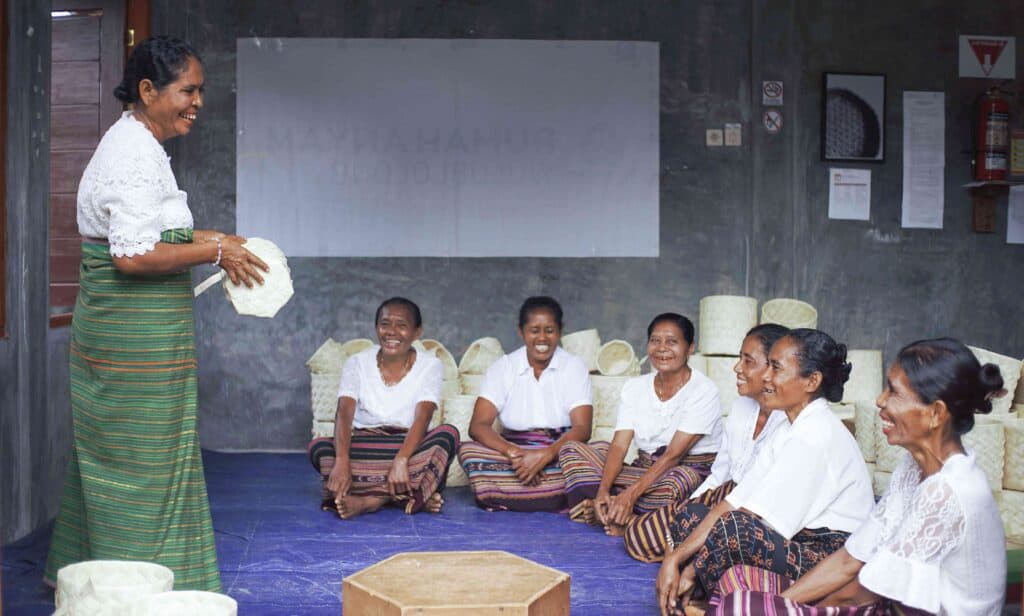 para penganyam perempuan
Du Anyam yang sedang berkumpul di Rumah Anyam sambil berdiskusi dan mempraktikkan kerajinan anyaman daun lontar, menunjukkan pemberdayaan komunitas di Flores NTT