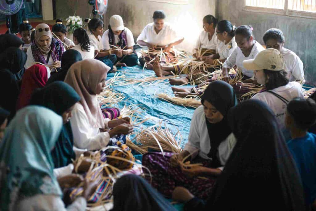 Kegiatan kolaborasi ini adalah menganyam bersama oleh para komunitas setempat